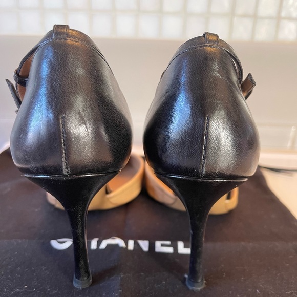 Chanel two tone D’orsay pump with chain strap. - Picture 3 of 4